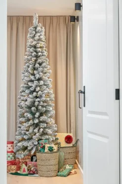 Black Box Trees Charlton Pilar grote verlichte kerstboom besneeuwd groen 260cm - 230 lampjes