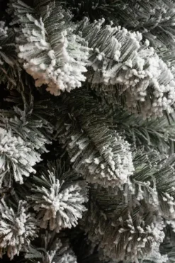 Black Box Trees Charlton Pilar grote kunstkerstboom besneeuwd groen 260cm