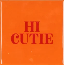 Daan Kromhout Design tegeltje keramiek hi cutie 10x10cm orange