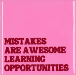 Daan Kromhout Design tegeltje keramiek mistakes 10x10cm pink