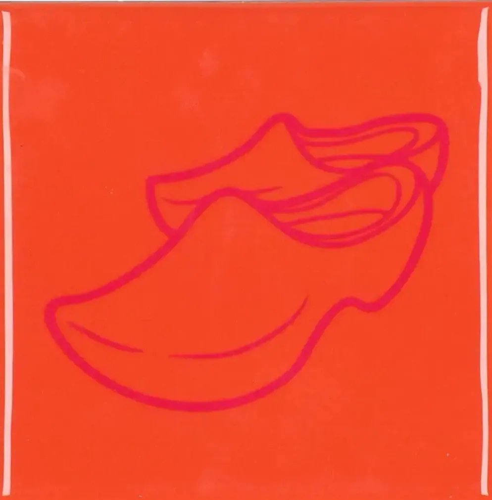 Daan Kromhout Design tegeltje keramiek klompen 10x10cm orange