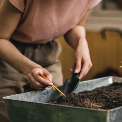 Fiskars Solid zaadplantschepje – 4-in-1 gereedschap