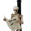 Lemax checking his horrorscope halloween figuur Spooky Town 2021