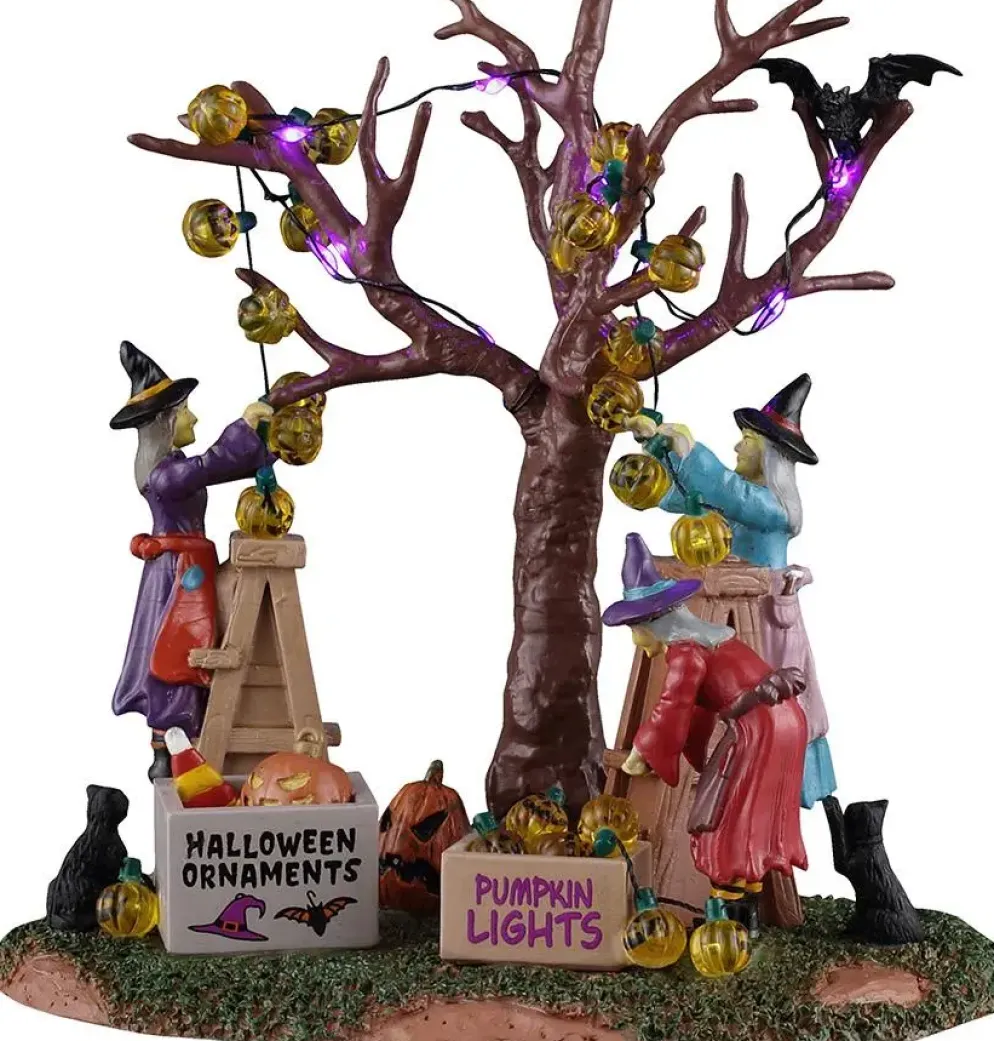 Lemax decorating the spooky tree verlicht tafereel Spooky Town 2026