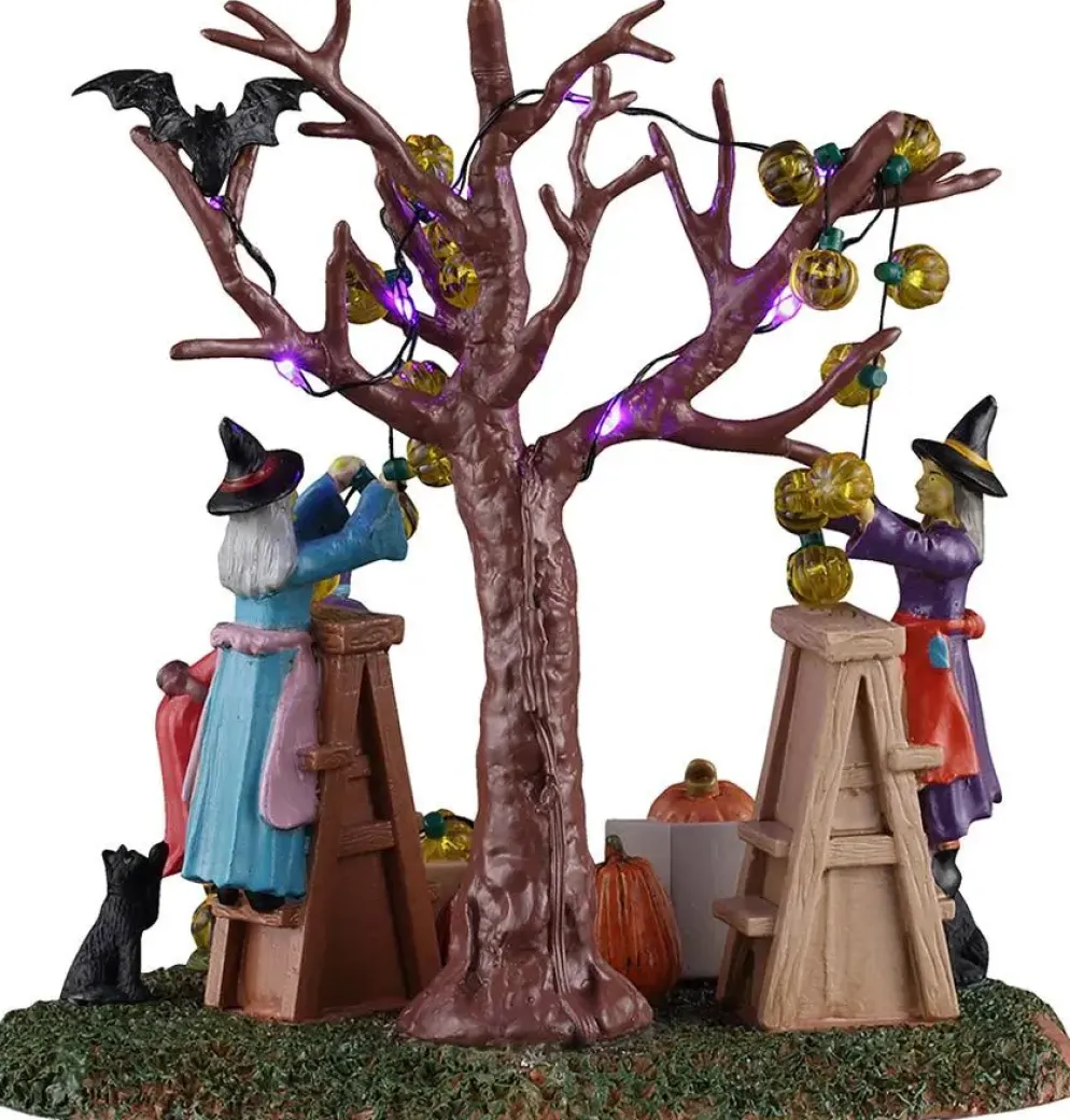 Lemax decorating the spooky tree verlicht tafereel Spooky Town 2026