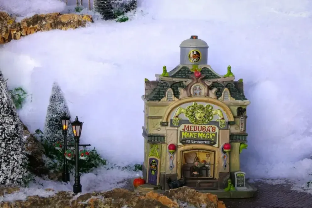 Lemax medusa's mane magic verlicht huisje Spooky Town 2024