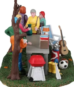 Lemax neighborhood yard sale kerstdorp tafereel Harvest Crossing 2023