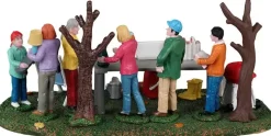 Lemax neighborhood yard sale kerstdorp tafereel Harvest Crossing 2023