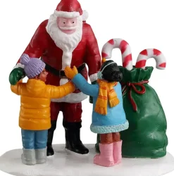 Lemax santa gets a hug kerstdorp figuur type 4 2023