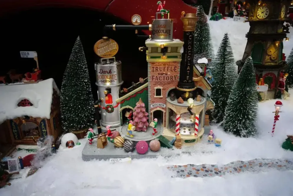 Lemax the christmas chocolatier truffle factory bewegend kersthuisje Santa's Wonderland 2022