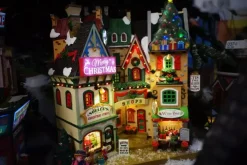 Lemax tis the season shops verlichte facade 2022