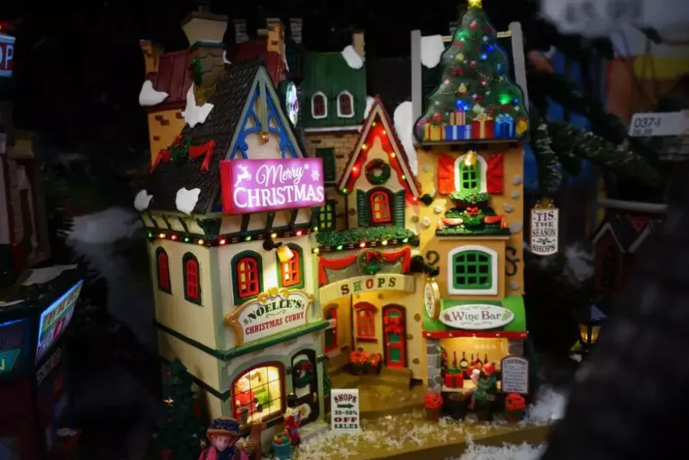 Lemax tis the season shops verlichte facade 2022