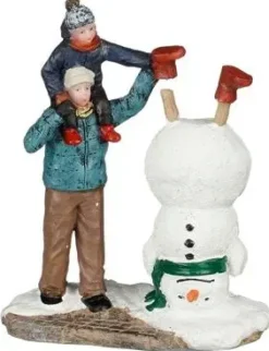 Luville Schneewald Making funny snowman