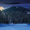My Village Achtergrond doek - berglandschap nacht 150x75 cm