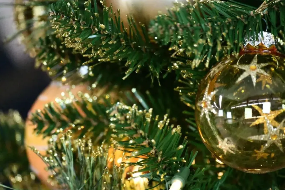 National Tree Company Shimmery Golden Bristle kunstkerstboom goud & groen 228cm